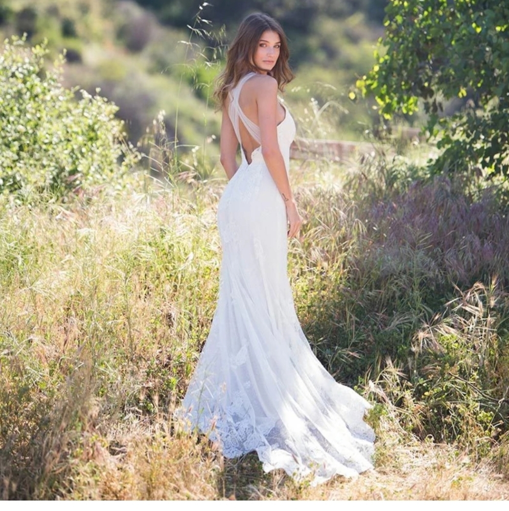 Elegant White Lace Backless Wedding Dress